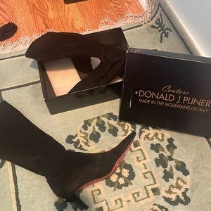 Black suede, size 8, Donald J Pliner boots